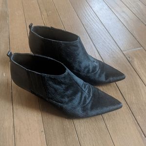 Kenneth Cole ponyhair kitten booties